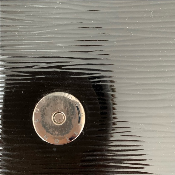 Louis Vuitton - Picture 4 of 8